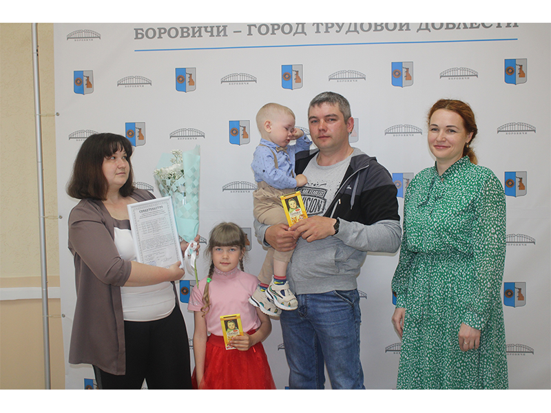 Заместитель главы районной администрации Ирина Странникова вручила свидетельство о праве на приобретение жилого помещения молодой семье.
